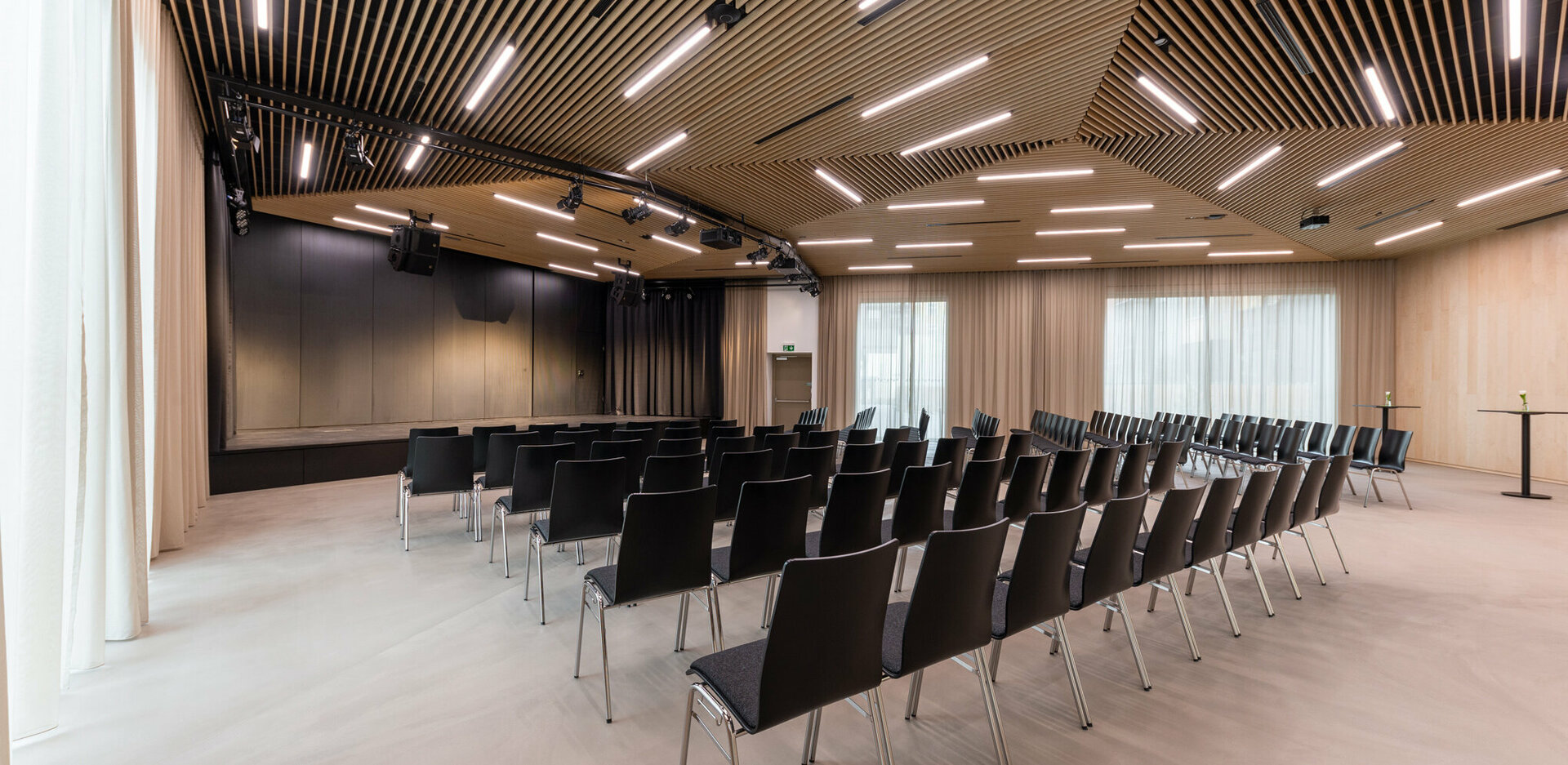 Eventlocation novum Innsbruck Mitte - Saal mit Theaterbestuhlung