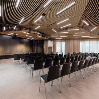 Eventlocation novum Innsbruck Mitte - Saal mit Theaterbestuhlung