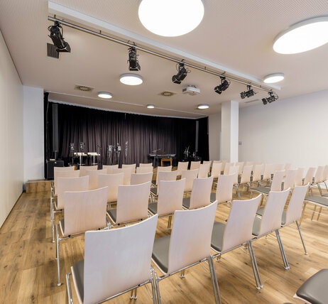 Veranstaltungszentrum novum Imst - Veranstaltungssaal mit Theaterbestuhlung
