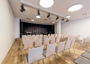 Veranstaltungszentrum novum Imst - Veranstaltungssaal mit Theaterbestuhlung