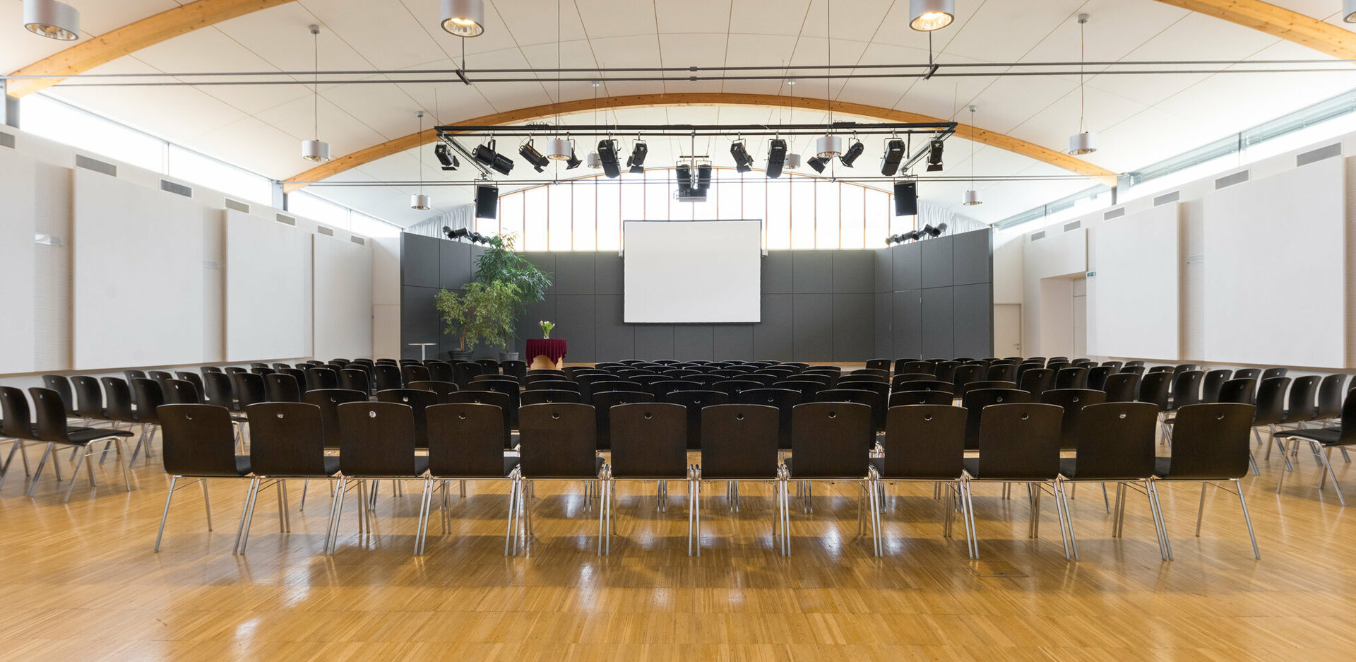 Veranstaltungszentrum novum Innsbruck Ost - Saal mit Theaterbestuhlung