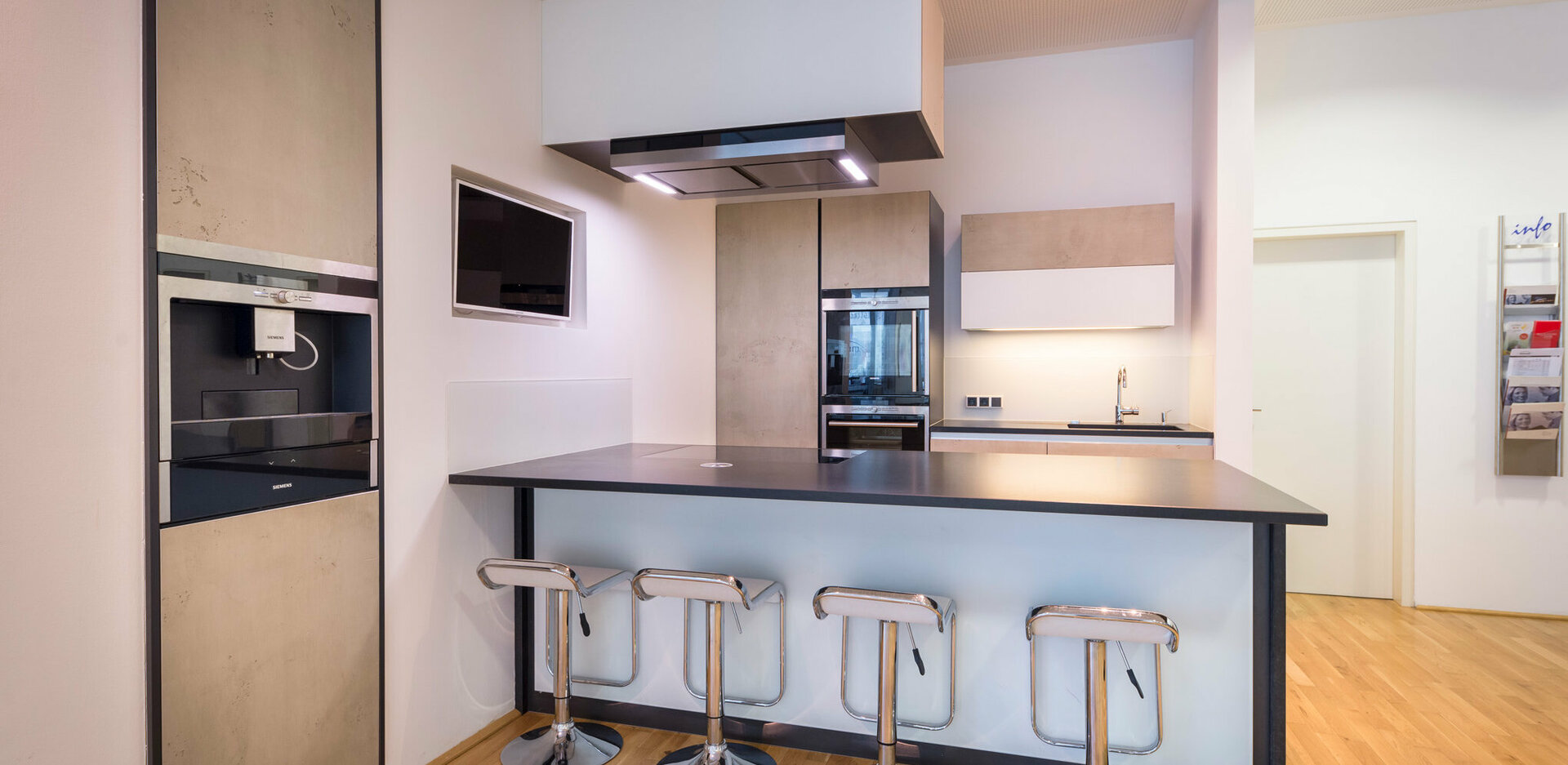 Veranstaltungszentrum novum Kufstein - Showküche im Foyer