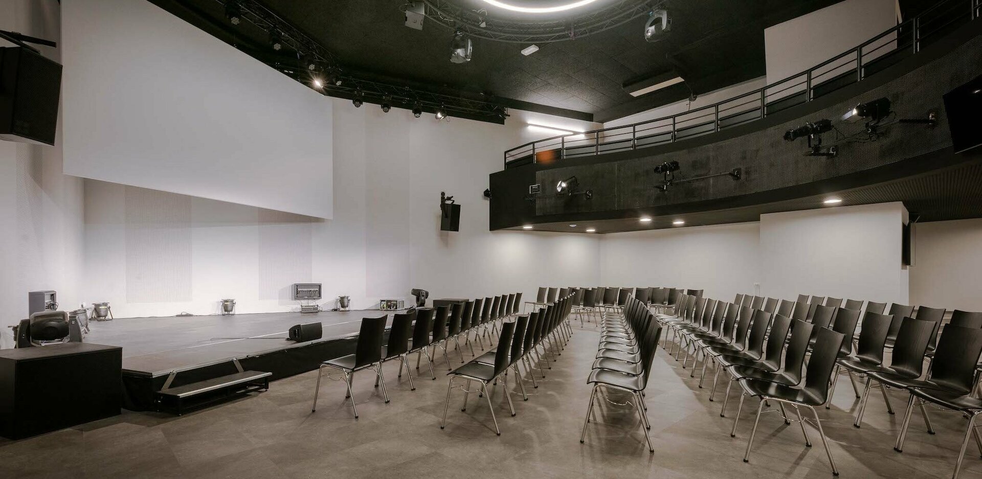 Eventlocation novum Lerchenfelder Straße - Mainhall mit Theaterbestuhlung und Bühne