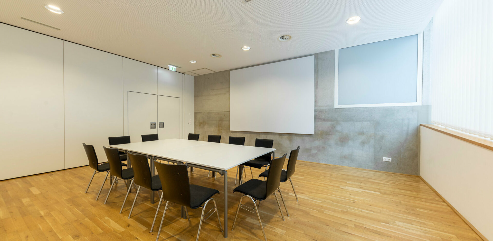 Veranstaltungszentrum novum Kufstein - Seminarraum 1 mit Besprechungsbestuhlung