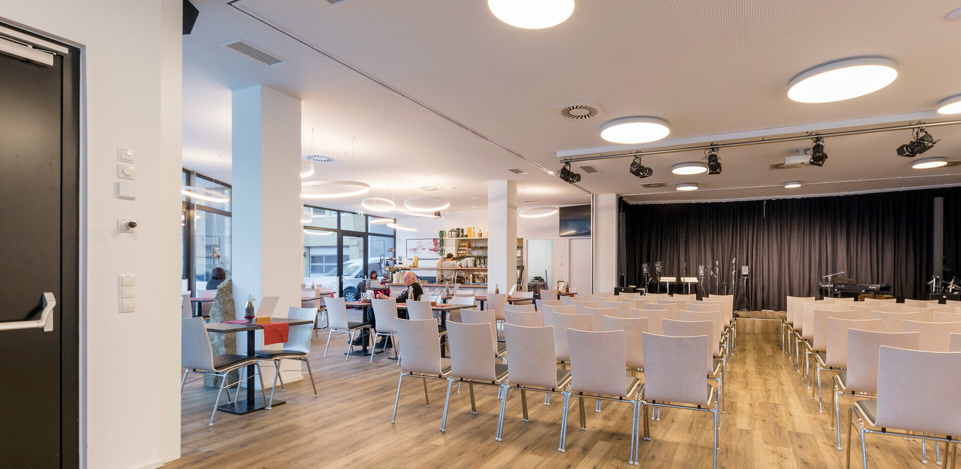 Veranstaltungszentrum novum Imst - Veranstaltungssaal mit geöffneter Trennwand zum Bistro
