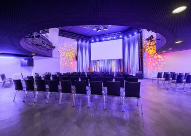 Eventlocation novum Lerchenfelder Straße - Mainhall mit Theaterbestuhlung und Showlicht