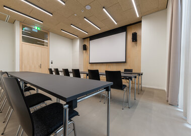 Eventlocation novum Innsbruck Mitte - Seminarraum 1 mit Klassenzimmer Bestuhlung