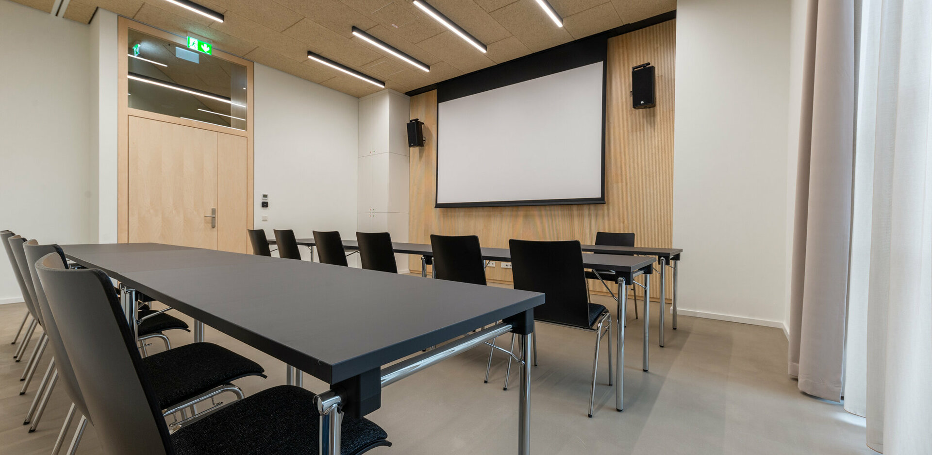 Eventlocation novum Innsbruck Mitte - Seminarraum 1 mit Klassenzimmer Bestuhlung