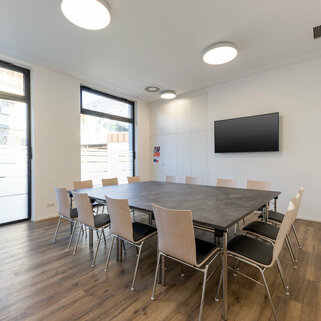 Veranstaltungszentrum novum Imst - Seminarraum 2 mit Besprechungsbestuhlung