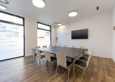 Veranstaltungszentrum novum Imst - Seminarraum 2 mit Besprechungsbestuhlung