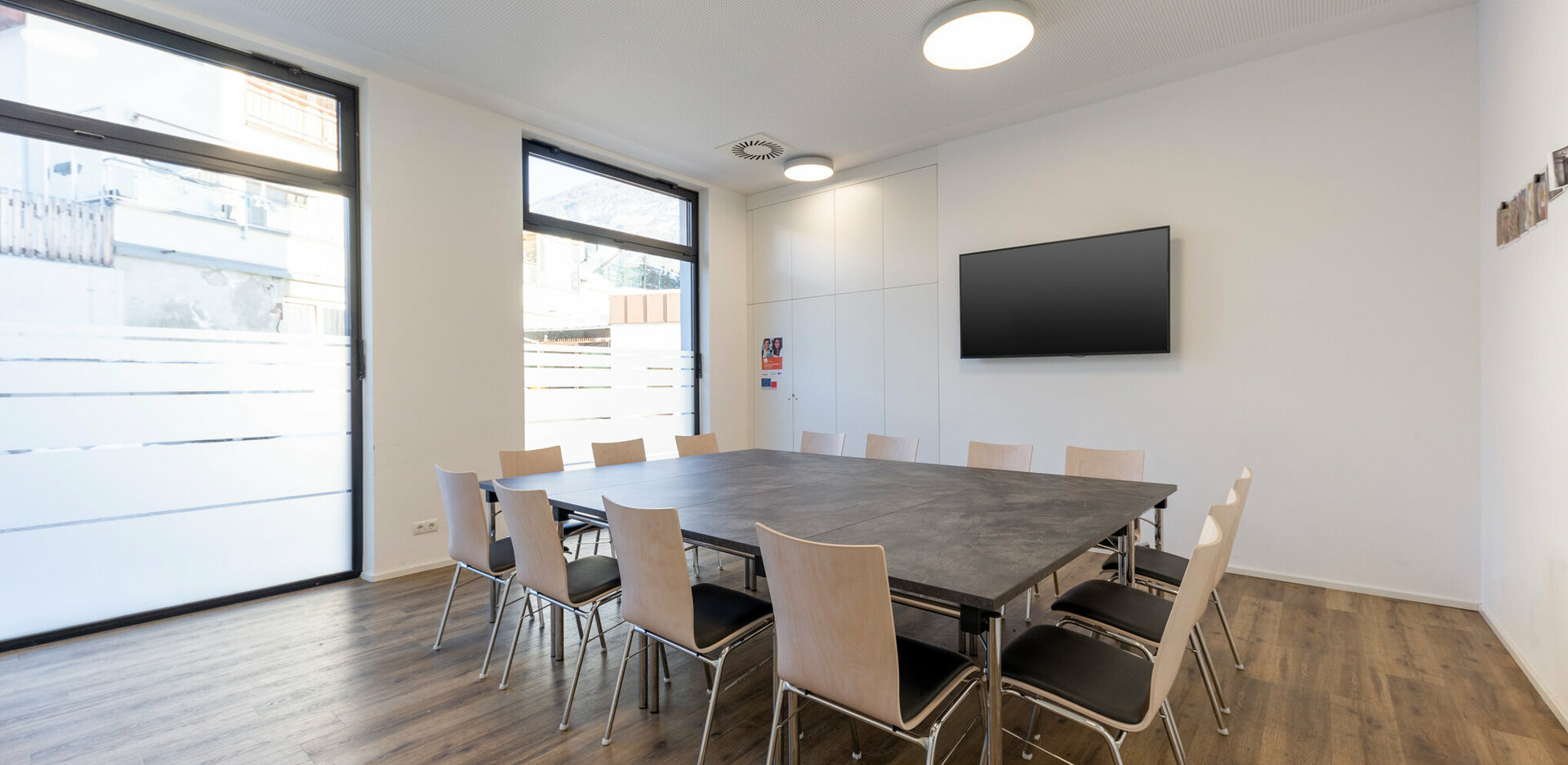 Veranstaltungszentrum novum Imst - Seminarraum 2 mit Besprechungsbestuhlung