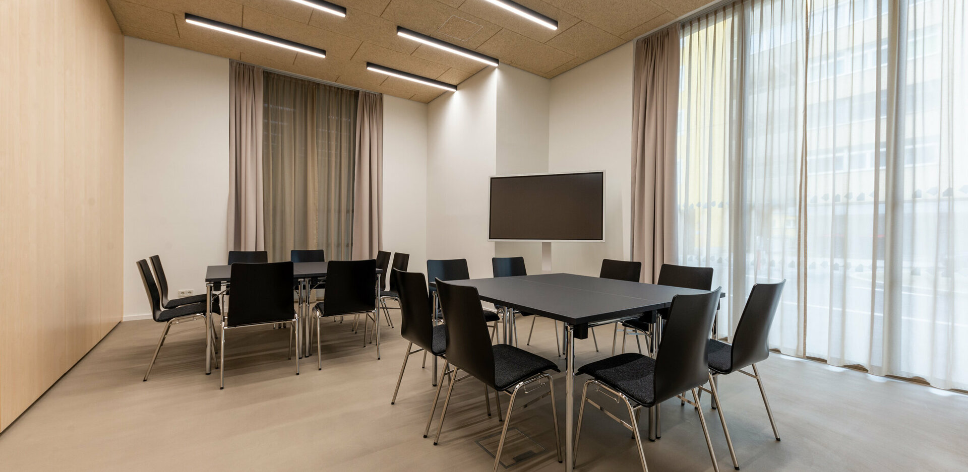 Eventlocation novum Innsbruck Mitte - Seminarraum 3 mit Tischgruppen