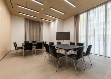 Eventlocation novum Innsbruck Mitte - Seminarraum 3 mit Tischgruppen