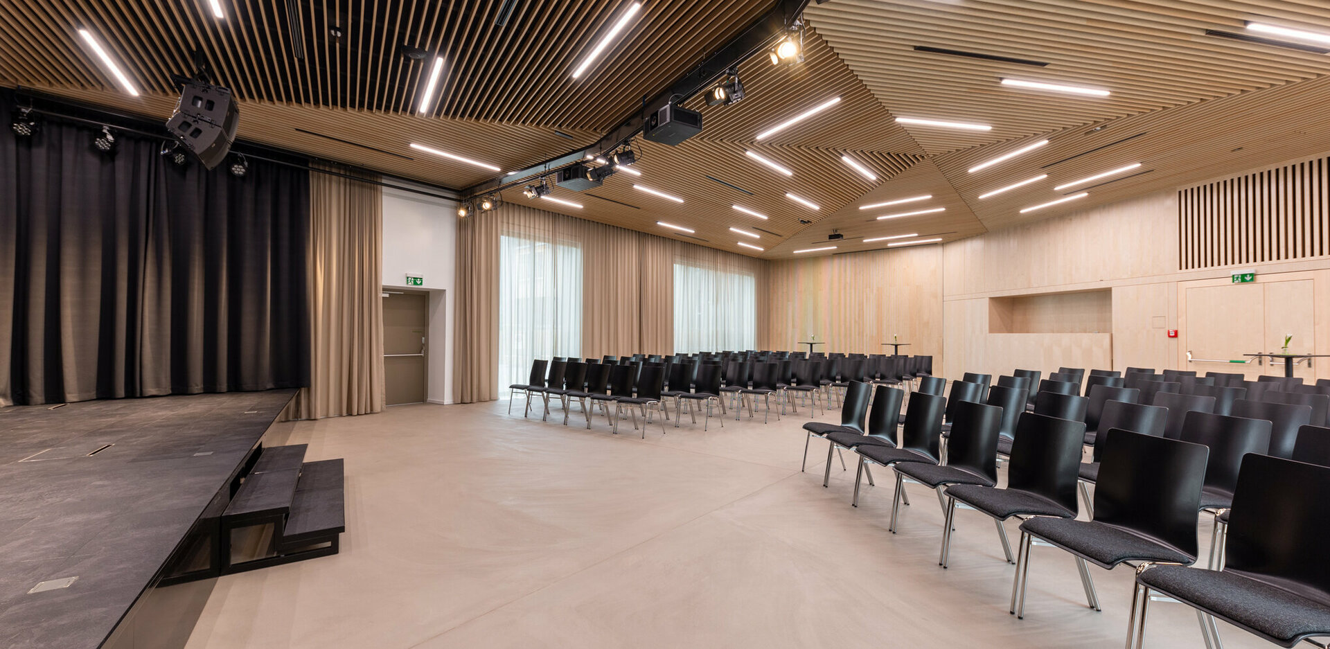 Eventlocation novum Innsbruck Mitte - Saal mit Bühne