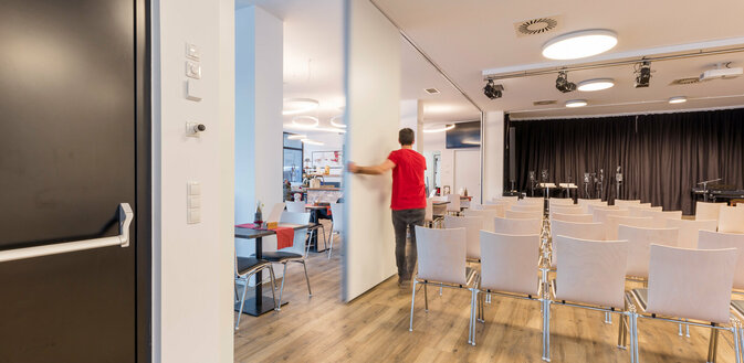 Veranstaltungszentrum novum Imst - Veranstaltungssaal mit geöffneter Trennwand zum Bistro