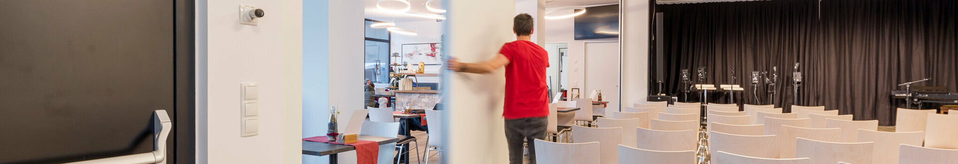 Veranstaltungszentrum novum Imst - Veranstaltungssaal mit geöffneter Trennwand zum Bistro