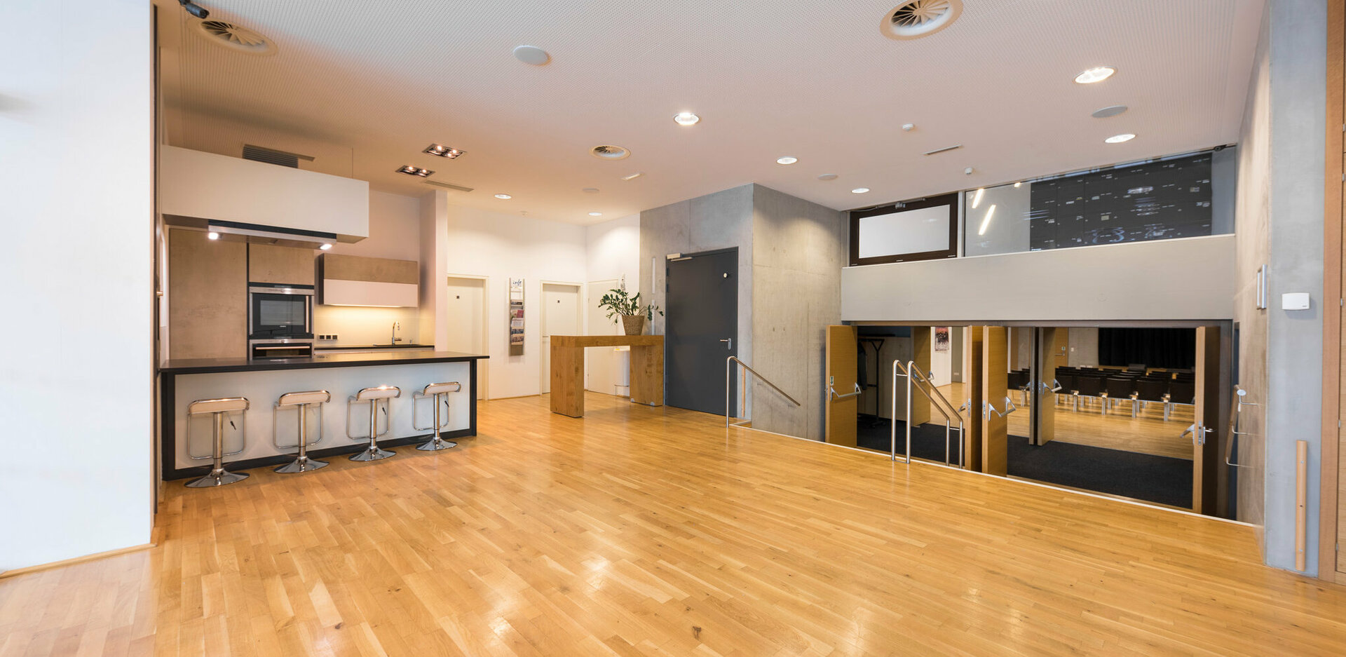 Veranstaltungszentrum novum Kufstein - Foyer mit Showküche