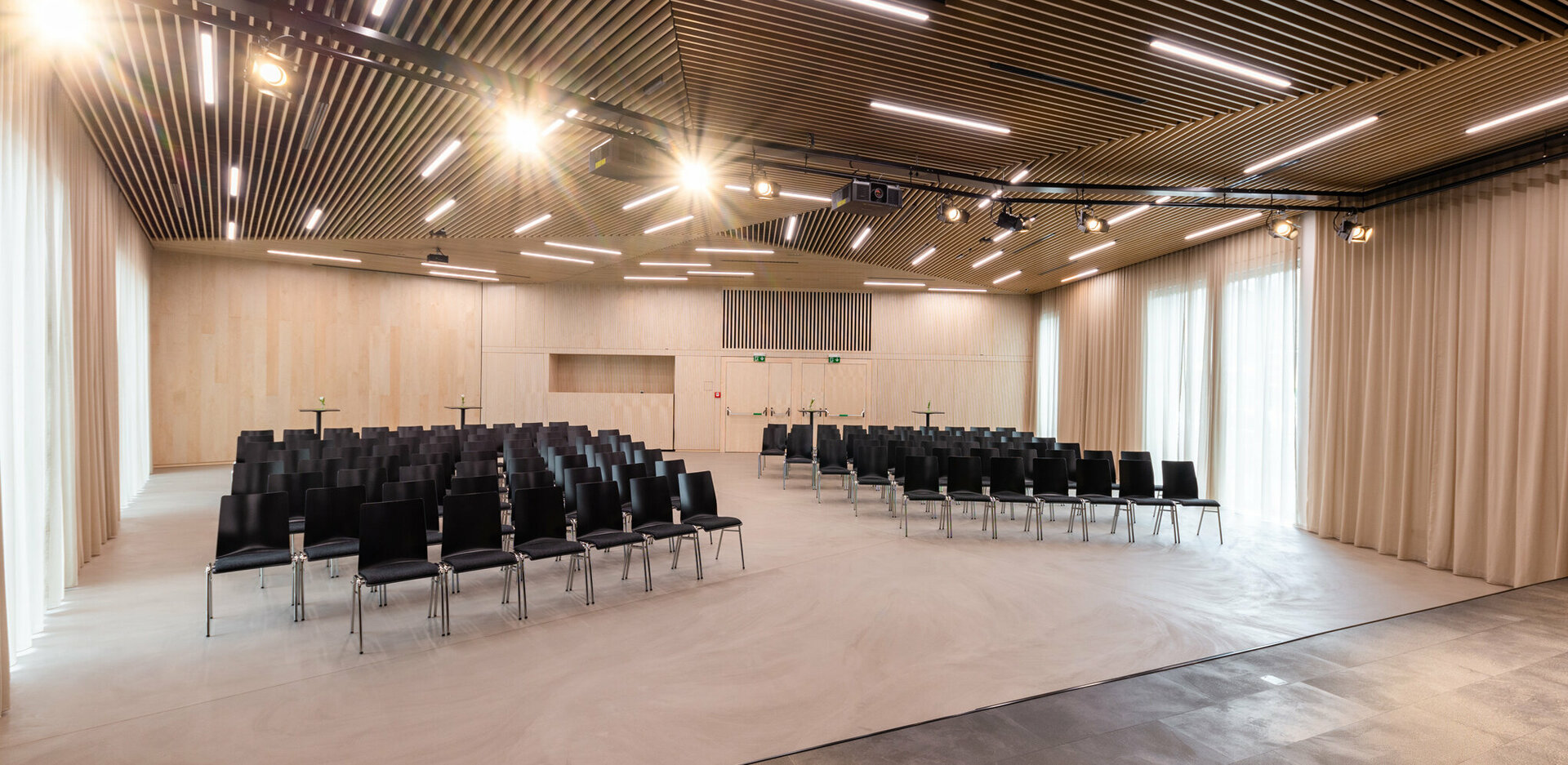 Eventlocation novum Innsbruck Mitte - Blick auf den Saal von der Bühne