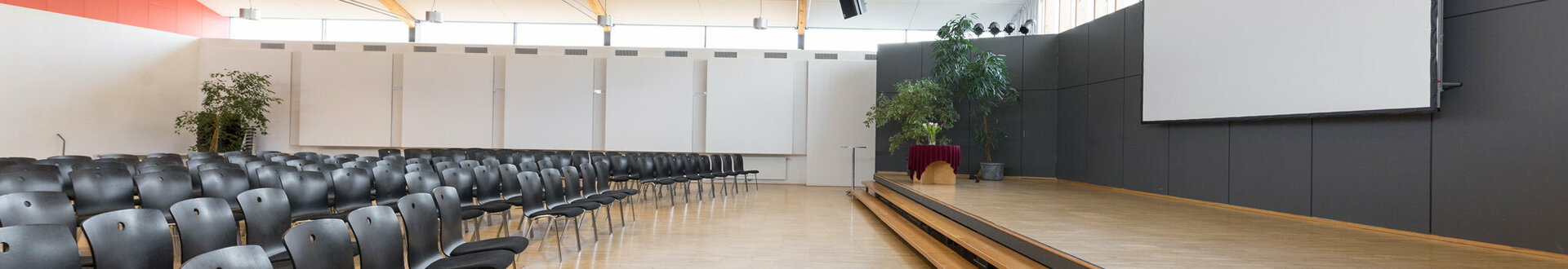 Veranstaltungszentrum novum Innsbruck Ost - Saal mit Bühne