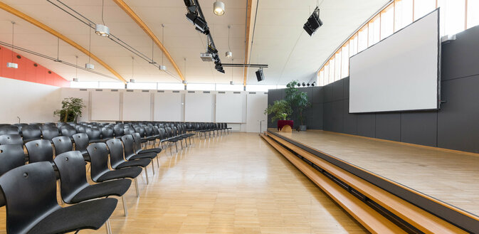 Veranstaltungszentrum novum Innsbruck Ost - Saal mit Bühne