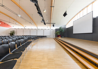 Veranstaltungszentrum novum Innsbruck Ost - Saal mit Bühne