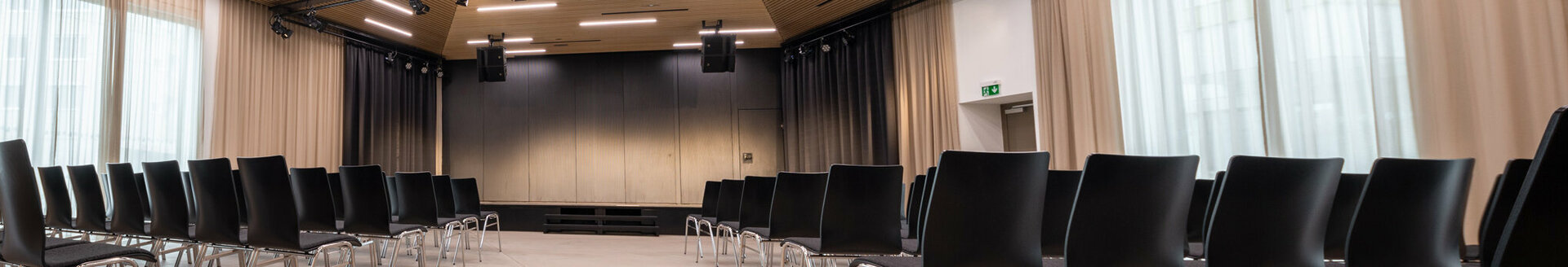 Eventlocation novum Innsbruck Mitte - Saal mit Theaterbestuhlung