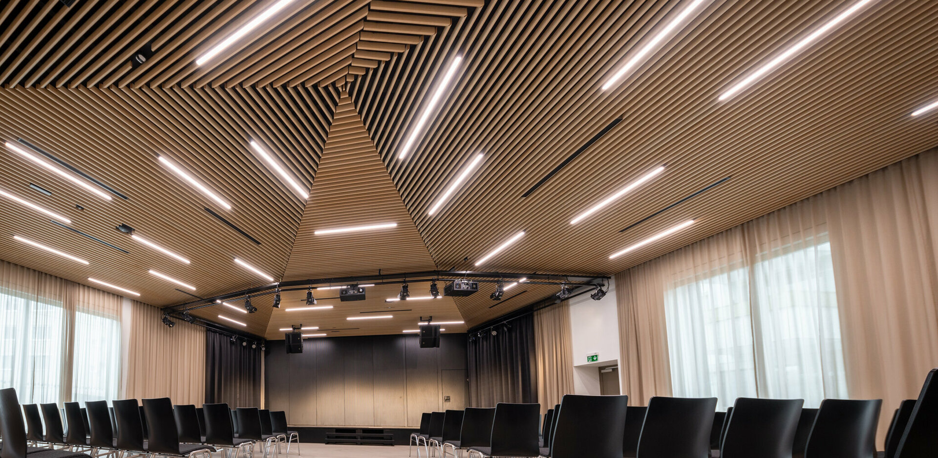 Eventlocation novum Innsbruck Mitte - Saal mit Theaterbestuhlung