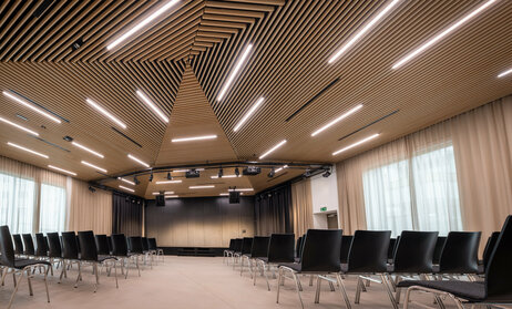 Eventlocation novum Innsbruck Mitte - Saal mit Theaterbestuhlung