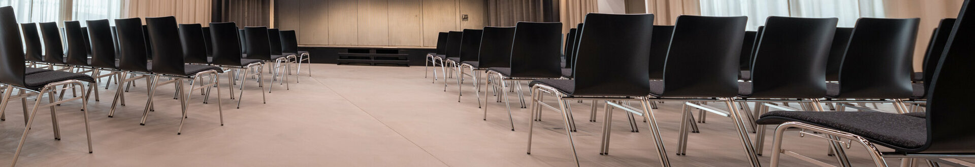 Eventlocation novum Innsbruck Mitte - Saal mit Theaterbestuhlung