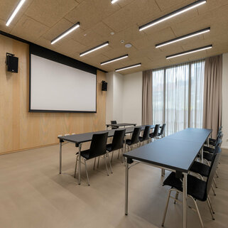 Eventlocation novum Innsbruck Mitte - Seminarraum 1 mit Klassenzimmer Bestuhlung