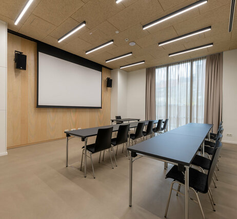 Eventlocation novum Innsbruck Mitte - Seminarraum 1 mit Klassenzimmer Bestuhlung