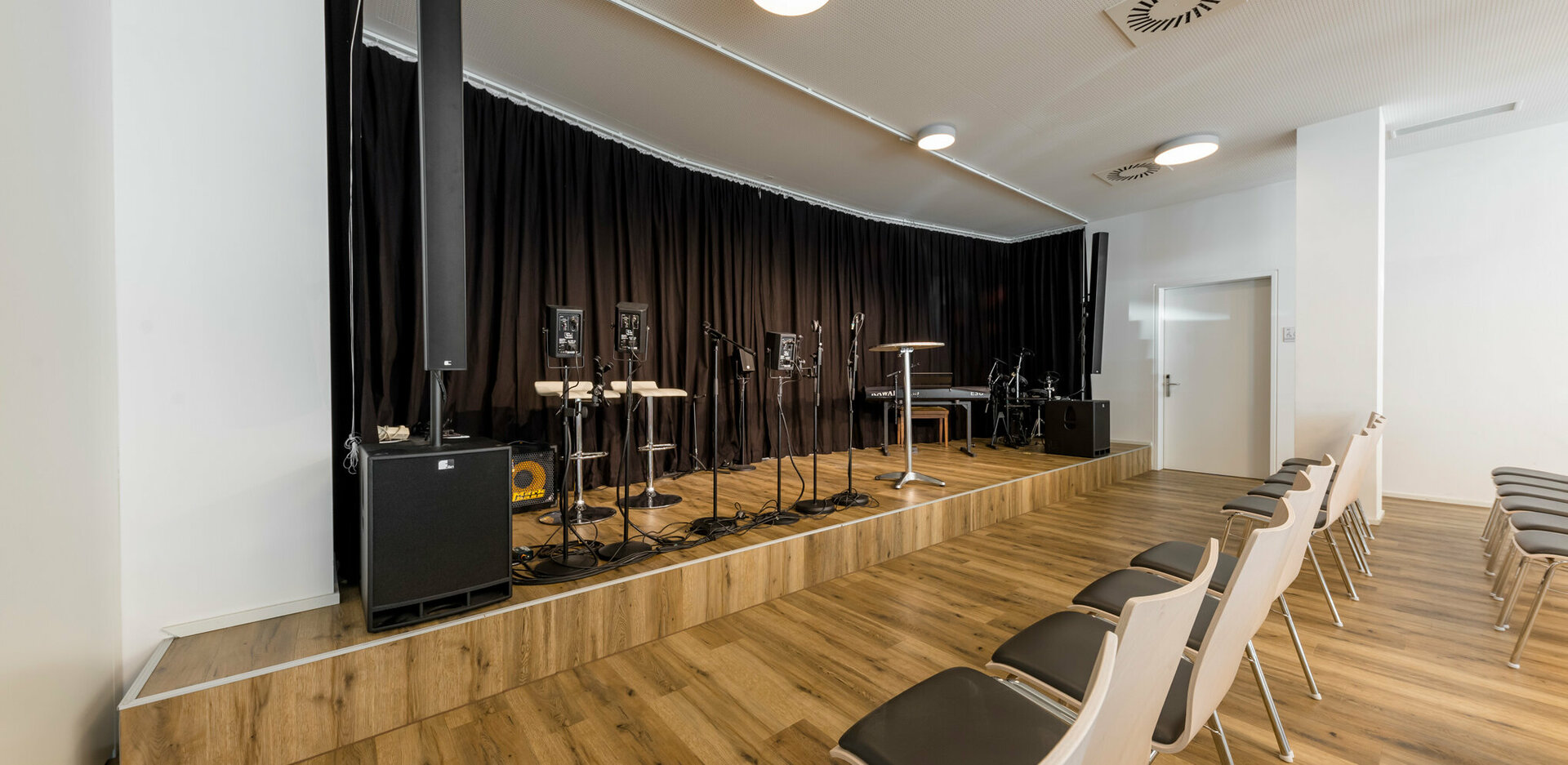 Veranstaltungszentrum novum Imst - Veranstaltungssaal mit Bühne