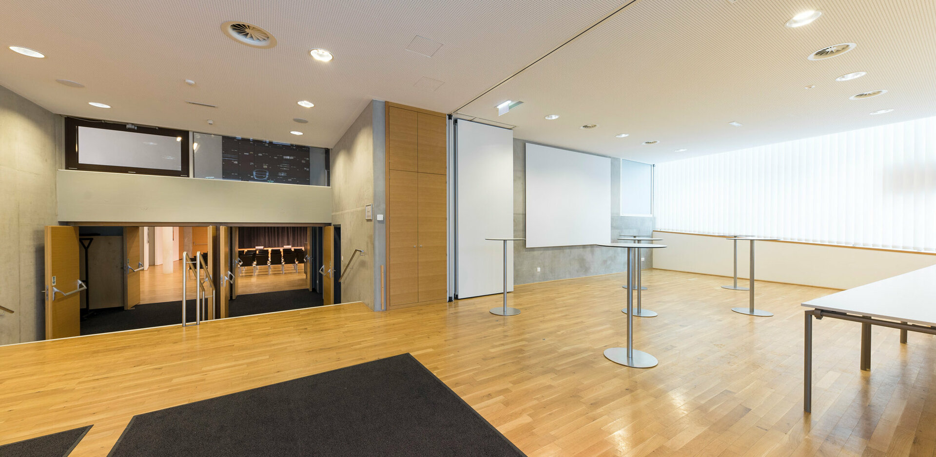 Veranstaltungszentrum novum Kufstein - erweitertes Foyer mit Seminarraum 1