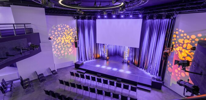 Eventlocation novum Lerchenfelder Straße - Mainhall mit Showlicht aus Sicht der Galierie