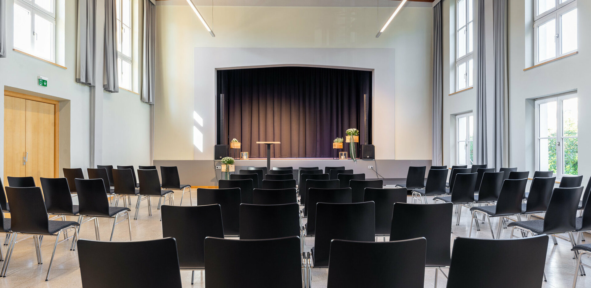Veranstaltungszentrum novum Reutte - Saal mit Theaterbestuhlung