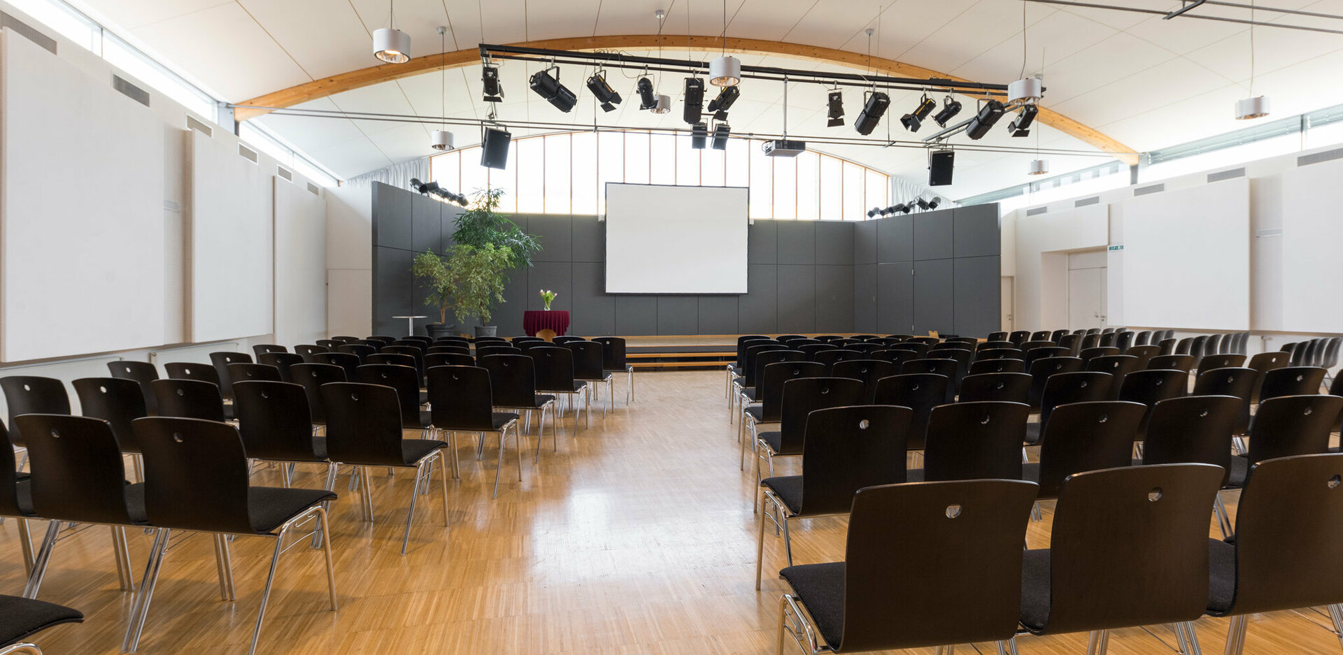 Veranstaltungszentrum novum Innsbruck Ost - Saal mit Theaterbestuhlung