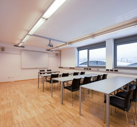Veranstaltungszentrum novum Innsbruck Ost - Seminarraum Patscherkofel mit Klassenzimmer Bestuhlung