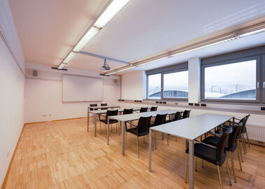 Veranstaltungszentrum novum Innsbruck Ost - Seminarraum Patscherkofel mit Klassenzimmer Bestuhlung