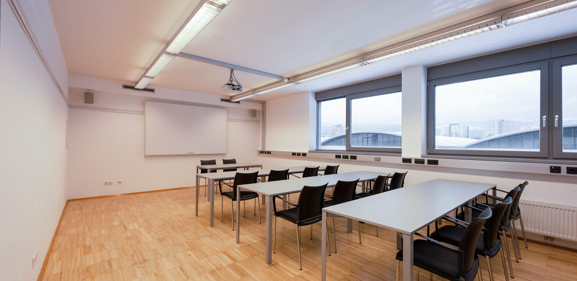 Veranstaltungszentrum novum Innsbruck Ost - Seminarraum Patscherkofel mit Klassenzimmer Bestuhlung