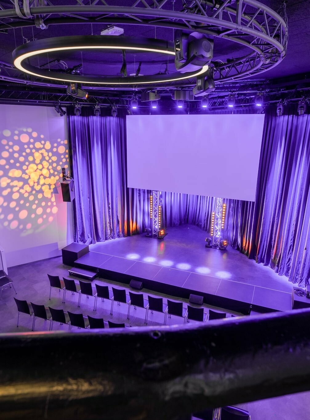 Eventlocation novum Lerchenfelder Straße - Mainhall mit Theaterbestuhlung und Showlicht aus Sicht der Galierie