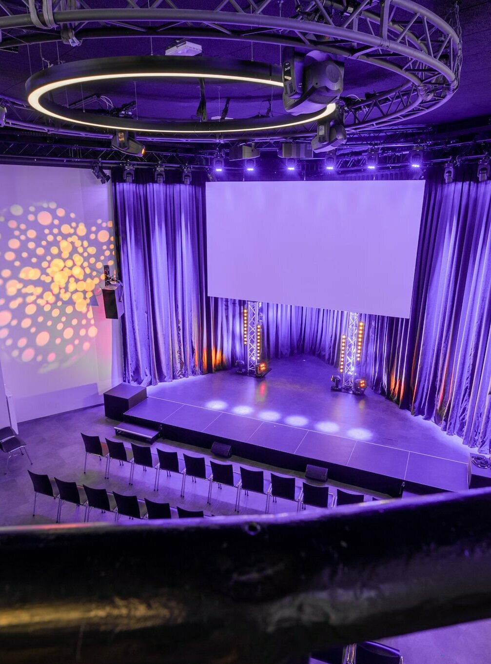 Eventlocation novum Lerchenfelder Straße - Mainhall mit Theaterbestuhlung und Showlicht aus Sicht der Galierie