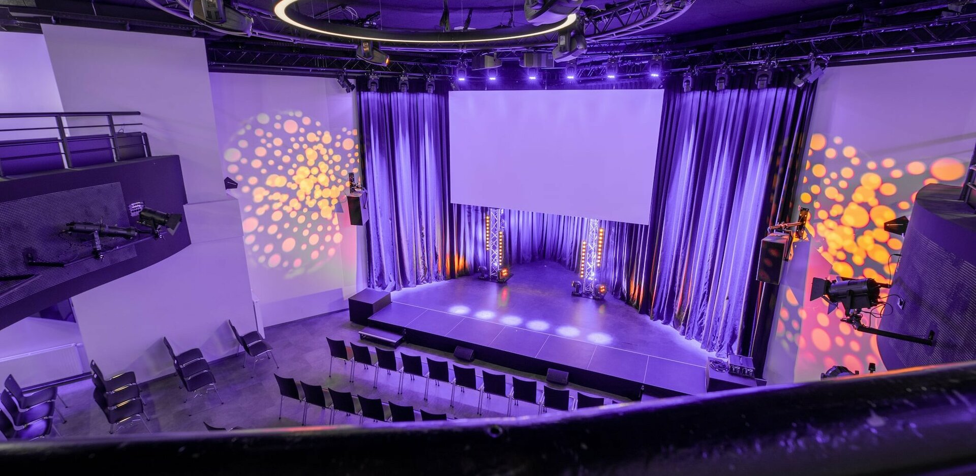Eventlocation novum Lerchenfelder Straße - Mainhall mit Theaterbestuhlung und Showlicht aus Sicht der Galierie
