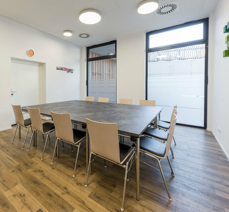 Veranstaltungszentrum novum Imst - Seminarraum 1 mit Besprechungsbestuhlung