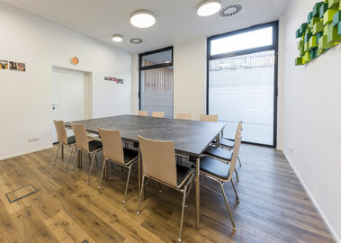 Veranstaltungszentrum novum Imst - Seminarraum 1 mit Besprechungsbestuhlung