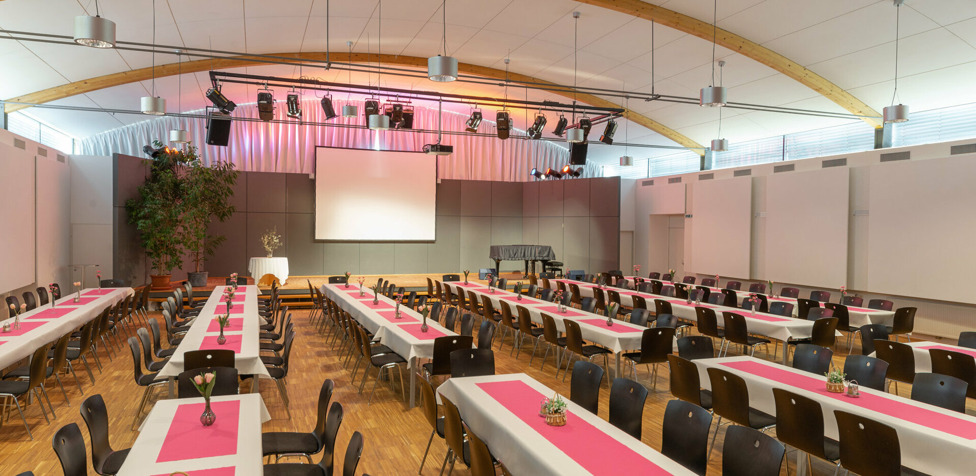 Veranstaltungszentrum novum Innsbruck Ost - Saal mit Galabestuhlung