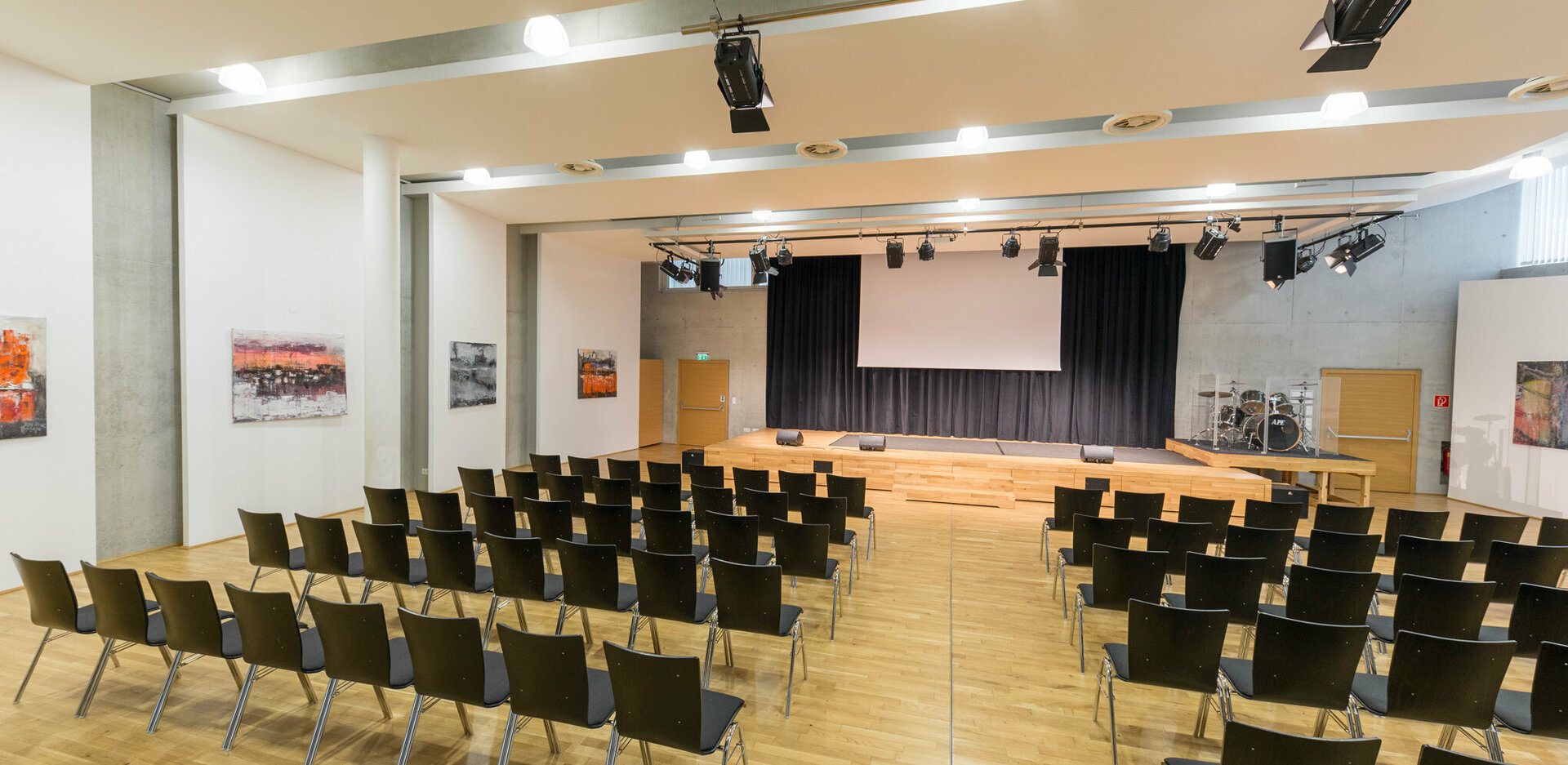 Veranstaltungszentrum novum Kufstein - Kaisersaal mit Theaterbestuhlung