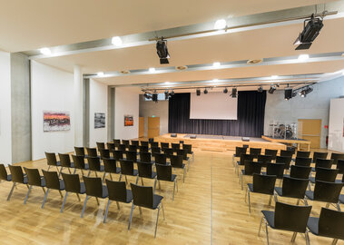 Veranstaltungszentrum novum Kufstein - Kaisersaal mit Theaterbestuhlung