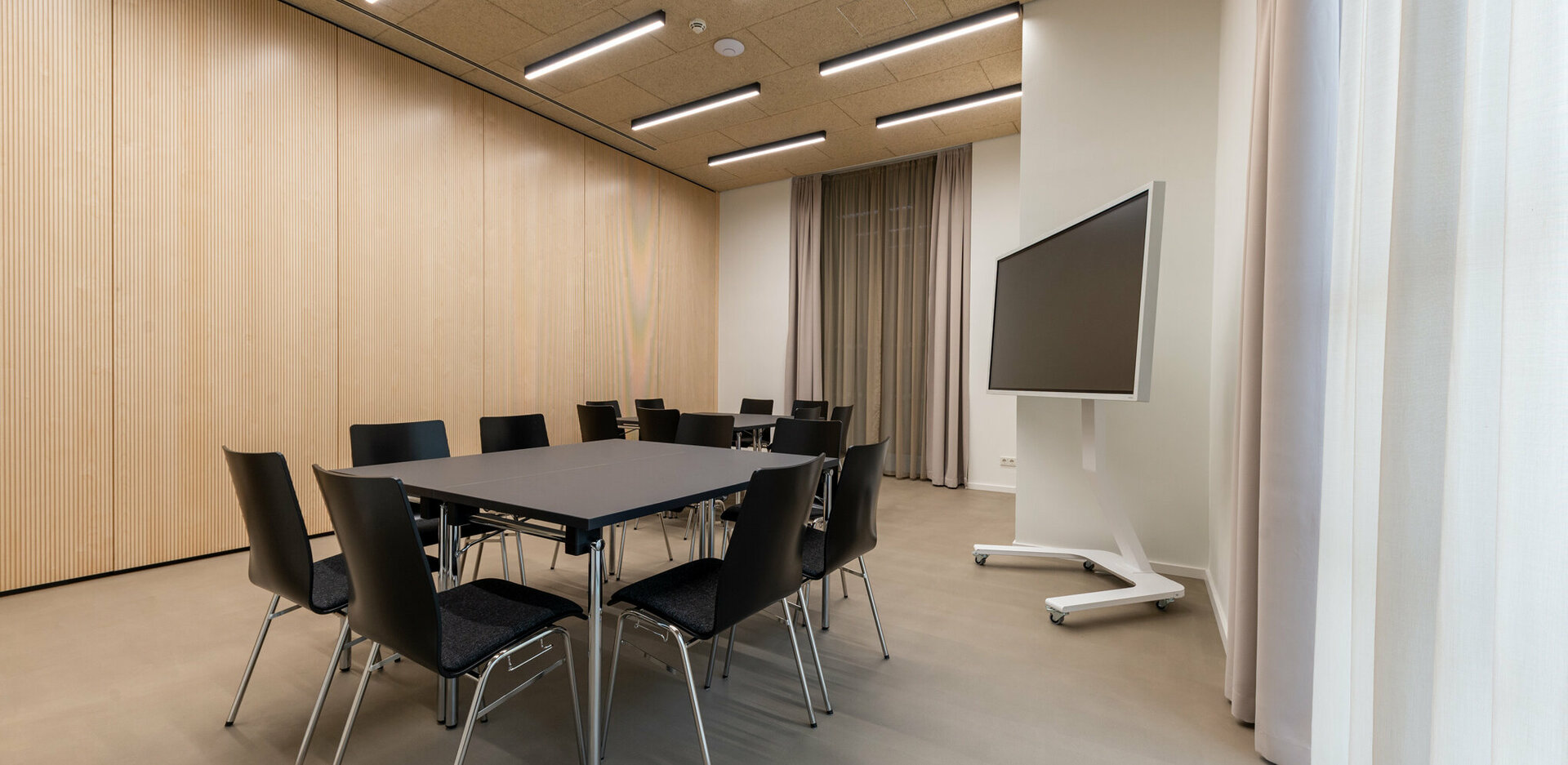 Eventlocation novum Innsbruck Mitte - Seminarraum 3 mit Tischgruppen