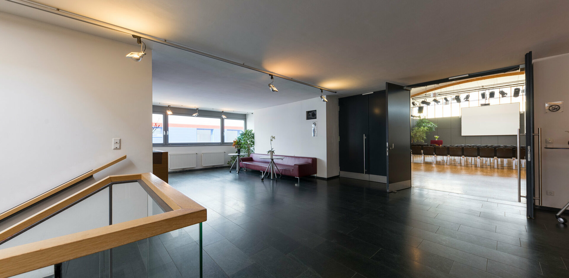 Veranstaltungszentrum novum Innsbruck Ost - Foyer im Obergeschoss mit Blick in den Saal