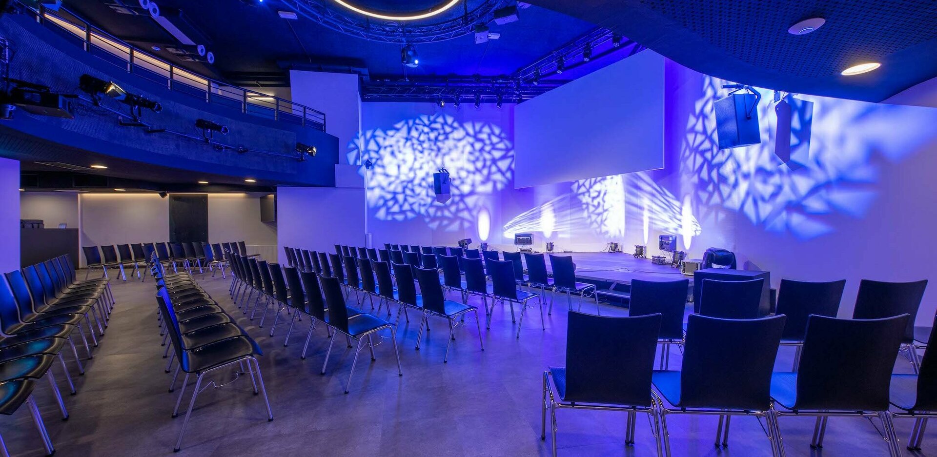 Eventlocation novum Lerchenfelder Straße - Mainhall mit Theaterbestuhlung und Showlicht